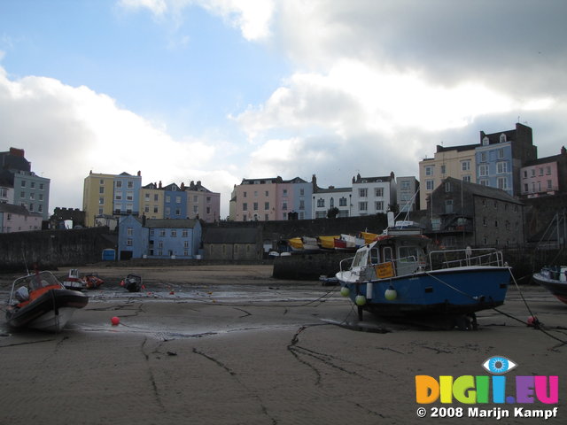 SX01084 Tenby harbour at low tide